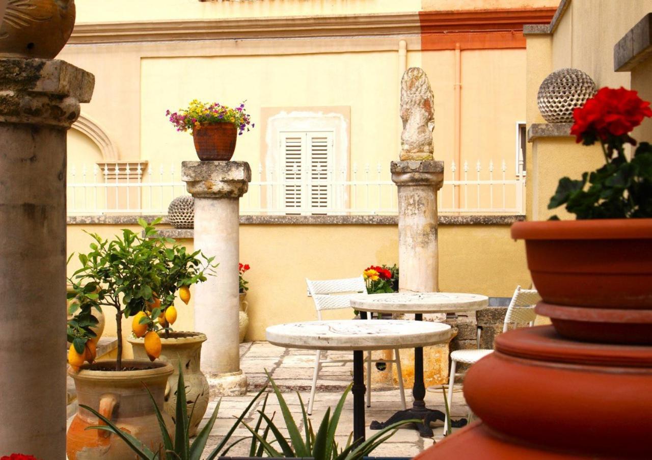 Palazzo Aurora Bed & Breakfast Алецио Екстериор снимка