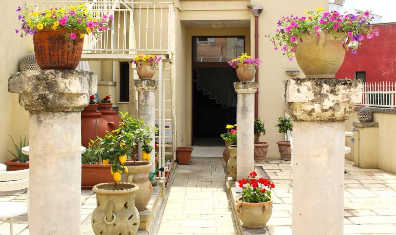 Palazzo Aurora Bed & Breakfast Алецио Екстериор снимка