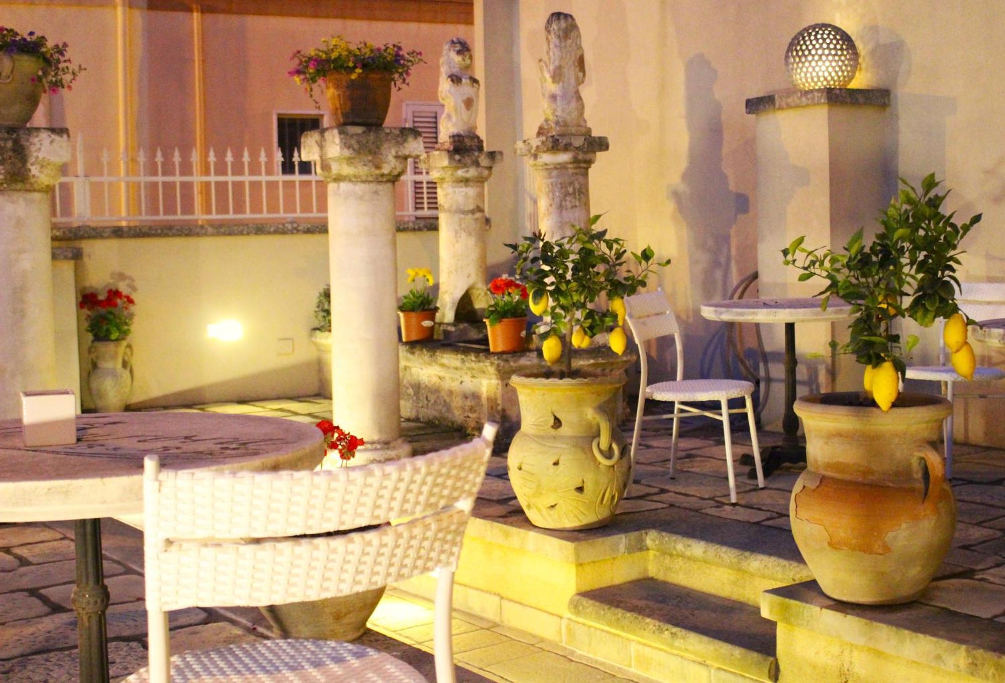 Palazzo Aurora Bed & Breakfast Алецио Екстериор снимка