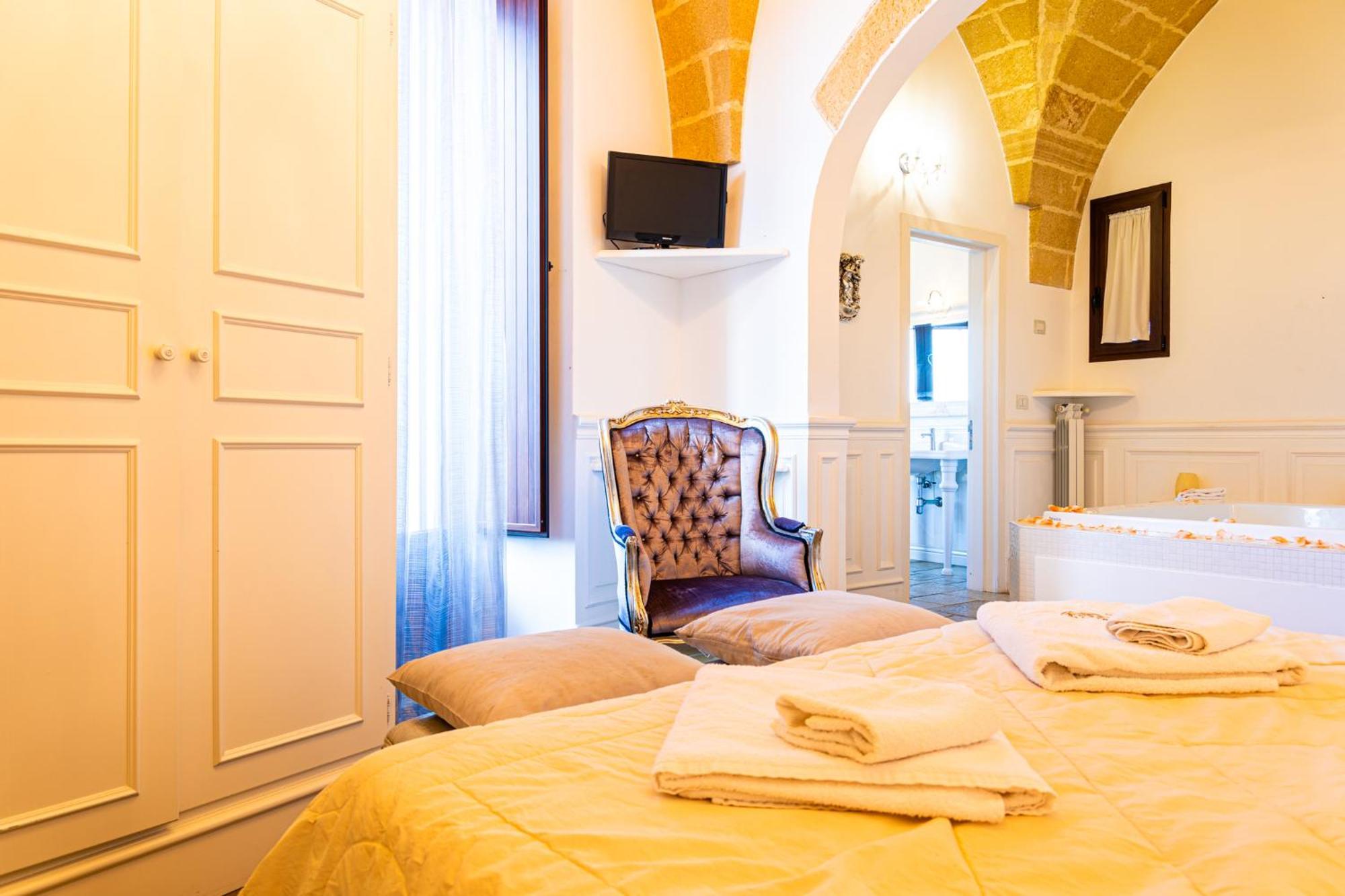 Palazzo Aurora Bed & Breakfast Алецио Екстериор снимка