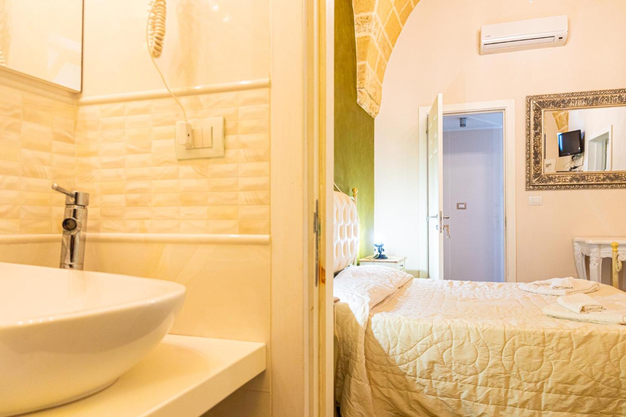 Palazzo Aurora Bed & Breakfast Алецио Екстериор снимка