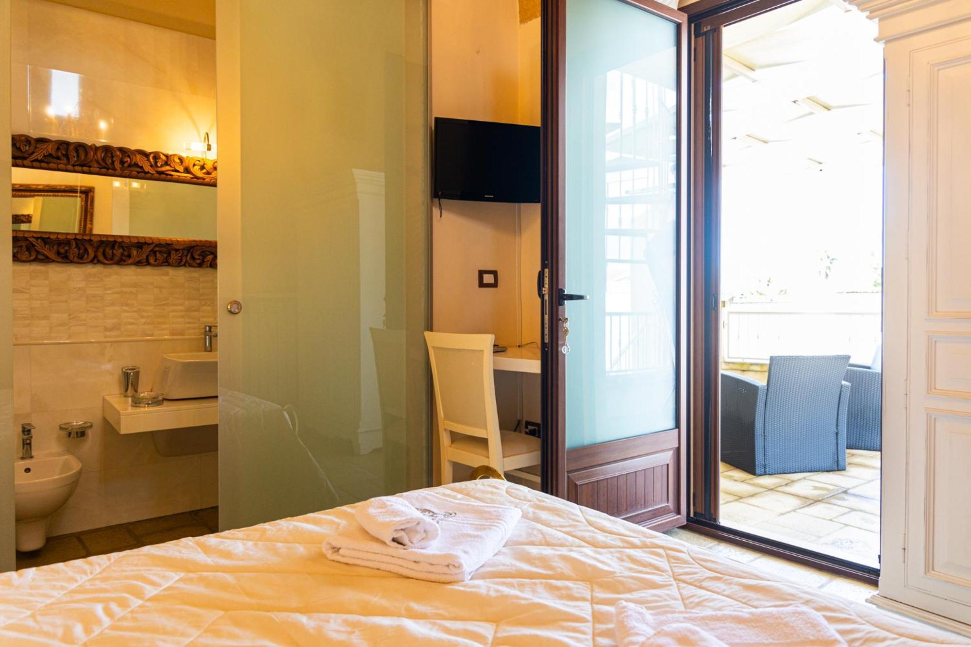 Palazzo Aurora Bed & Breakfast Алецио Екстериор снимка